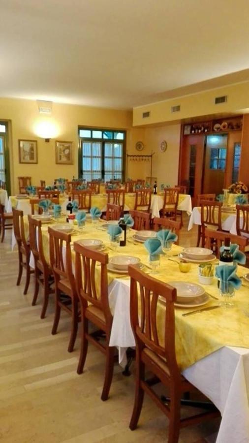 Albergo La Rovere Ровербелла Экстерьер фото